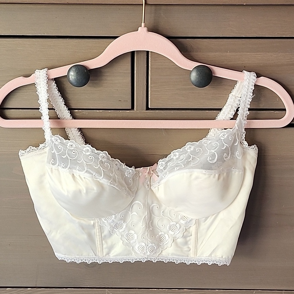 White Lace Bralette With Underwire And Boning Tag Is A Large, But Fits S / M